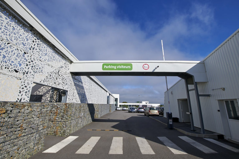 entree parking visiteurs siege social cadiou industrie architecture archi factory