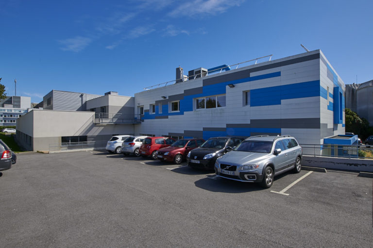 vue exterieure parking arriere laboratoire cytologie quimper archi factory